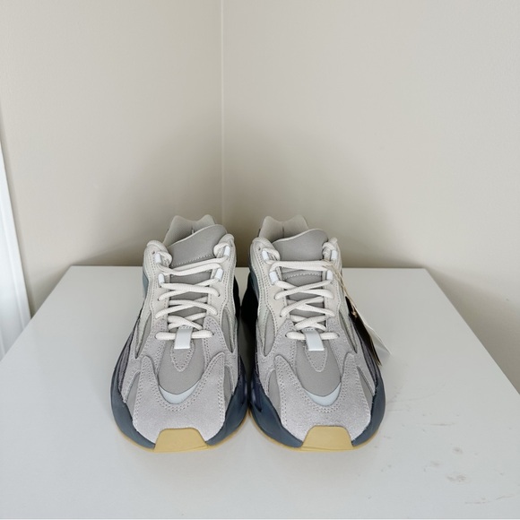 NWB Yeezy Boost 700 V2 - Picture 4 of 11